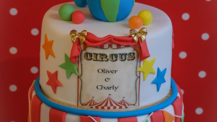 Bij-okidoki-kindertaarten-bussum-naarden-hilversum-kortenhoef-s-gravenland-huizen-bruidstaarten-verjaardagstaarten-dripcakes-circustaart